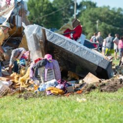 Badai hantam louisiana as toko barang bekas jadi korban