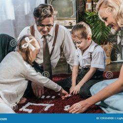 Bermain domino tradisional bersama keluarga